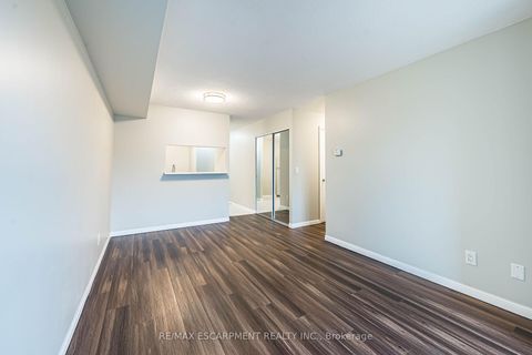 Photo 11 at 402 - 4 Elsinore Path, New Toronto, Toronto