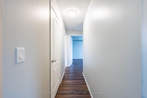 Photo 13 at 402 - 4 Elsinore Path, New Toronto, Toronto