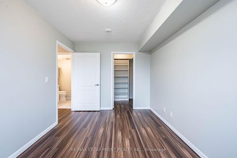 Photo 16 at 402 - 4 Elsinore Path, New Toronto, Toronto