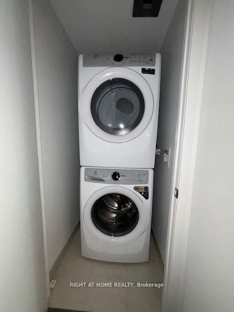 Photo 17 at C0511 - 8 Beverley Glen Boulevard, Beverley Glen, Vaughan