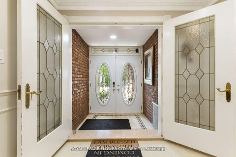 Photo 3 at 15 Thistle Ridge Drive NE, East Woodbridge, Vaughan