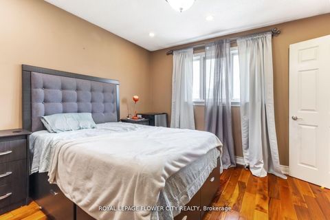 Photo 27 at 15 Thistle Ridge Drive NE, East Woodbridge, Vaughan