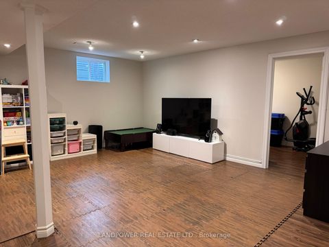 Photo 18 at 4 Prince Of Wales Drive, Victoria Square, Markham