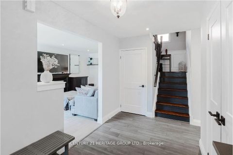 Photo 2 at 147 Pentland Crescent, Maple, Vaughan