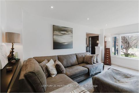 Photo 5 at 147 Pentland Crescent, Maple, Vaughan