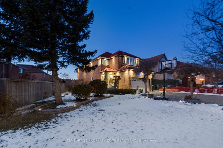 Photo 2 at 2565 Scarth Court, Central Erin Mills, Mississauga