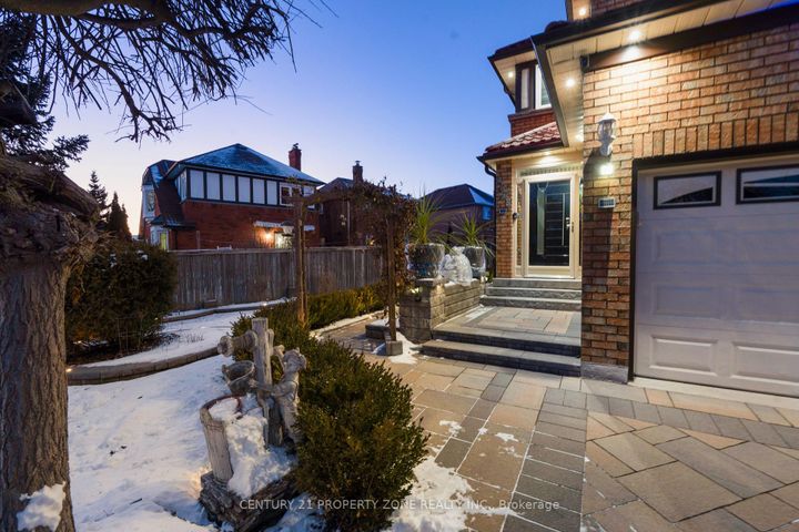 Photo 3 at 2565 Scarth Court, Central Erin Mills, Mississauga