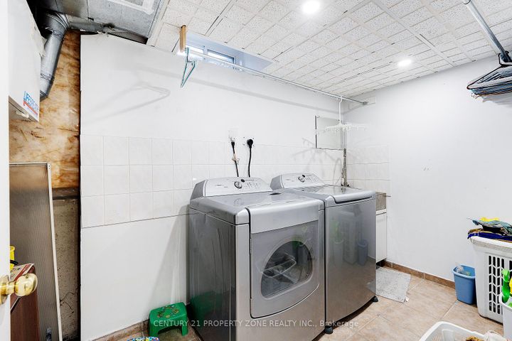 Photo 37 at 2565 Scarth Court, Central Erin Mills, Mississauga