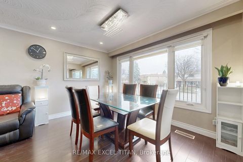 Photo 3 at 251 Shawnee Circle, Pleasant View, Toronto