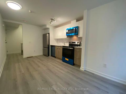 Photo 9 at 61 - 10 CALAMINT Lane, L'Amoreaux, Toronto