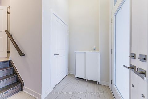 Photo 5 at 62 Helliwell Crescent, Oak Ridges Lake Wilcox, Richmond Hill