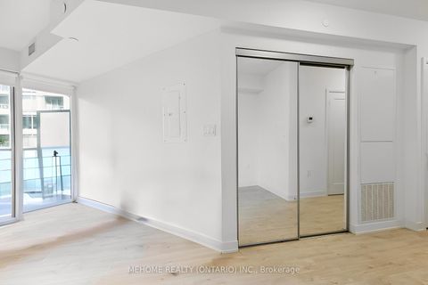 Photo 10 at 301W - 27 Bathurst Street, Waterfront Communities C1, Toronto