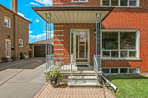 Photo 2 at 22 Woodenhill Court, Eglinton West, Toronto