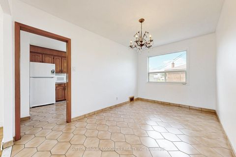 Photo 12 at 22 Woodenhill Court, Eglinton West, Toronto