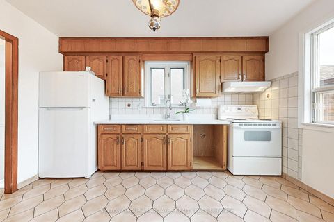 Photo 14 at 22 Woodenhill Court, Eglinton West, Toronto