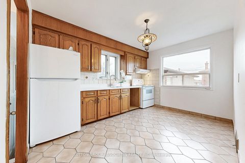 Photo 15 at 22 Woodenhill Court, Eglinton West, Toronto