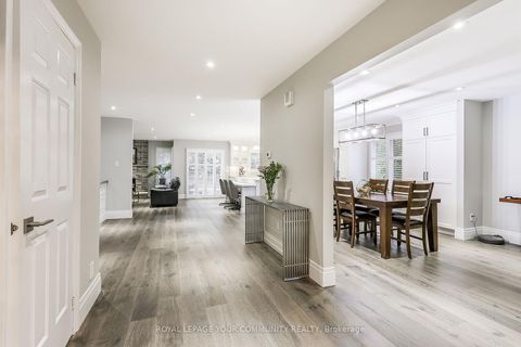 Photo 4 at 28 Bishopsbridge Crescent, Oak Ridges Lake Wilcox, Richmond Hill