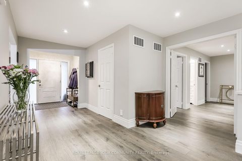 Photo 5 at 28 Bishopsbridge Crescent, Oak Ridges Lake Wilcox, Richmond Hill