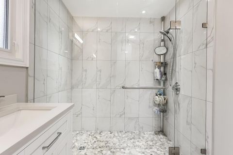 Photo 23 at 28 Bishopsbridge Crescent, Oak Ridges Lake Wilcox, Richmond Hill