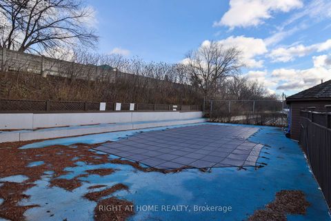 Photo 12 at 611 - 309 Major Mackenzie Drive E, Harding, Richmond Hill