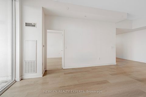 Photo 10 at 824 - 859 The Queensway, Queensway, Toronto