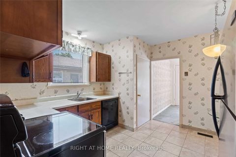 Photo 3 at 15 Arnprior Road, Bendale, Toronto