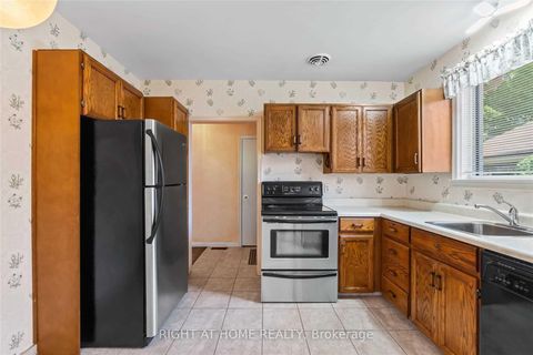 Photo 4 at 15 Arnprior Road, Bendale, Toronto
