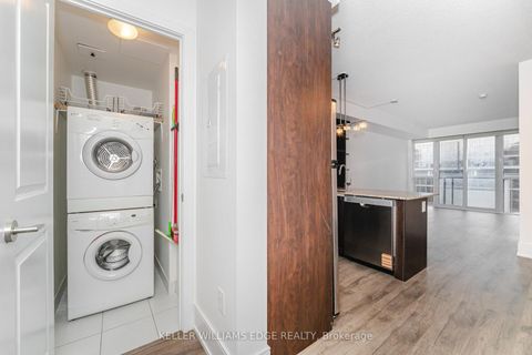 Photo 8 at 821 - 560 Front Street W, Waterfront Communities C1, Toronto