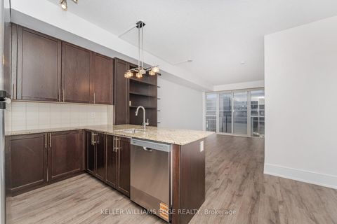 Photo 11 at 821 - 560 Front Street W, Waterfront Communities C1, Toronto