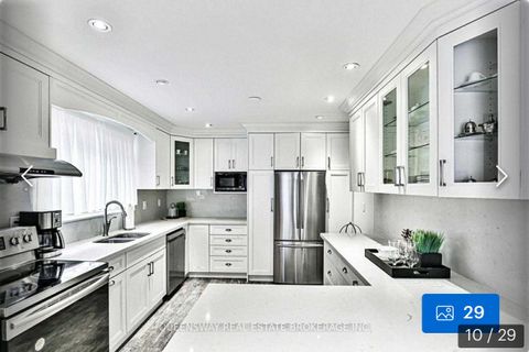 Photo 3 at 14 Fontainbleau Drive, Newtonbrook West, Toronto