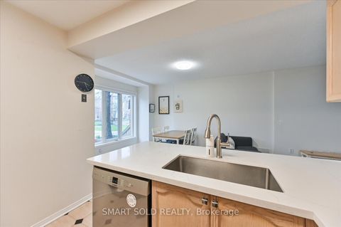 Photo 10 at 152 - 18 Clark Avenue W, Yorkhill, Vaughan