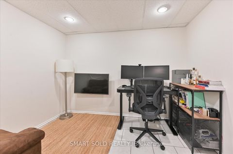 Photo 16 at 152 - 18 Clark Avenue W, Yorkhill, Vaughan