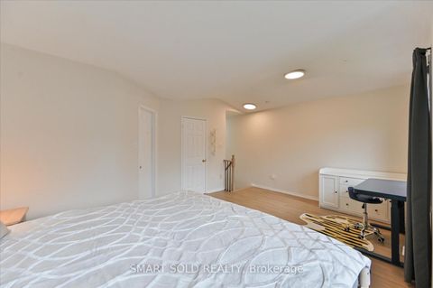 Photo 17 at 152 - 18 Clark Avenue W, Yorkhill, Vaughan