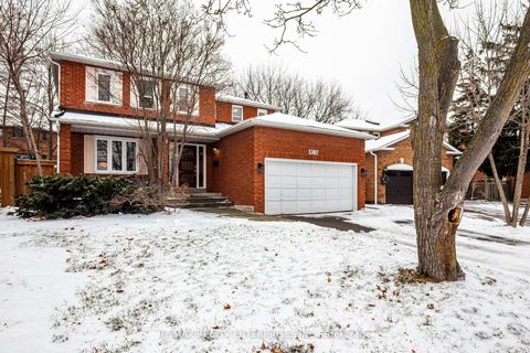 Photo 1 at 1387 Chedboro Crescent, CV Clearview, Oakville