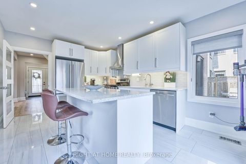 Photo 6 at 1517 Queensbury Crescent, CP College Park, Oakville