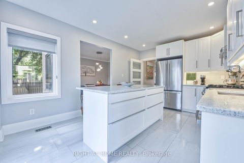 Photo 7 at 1517 Queensbury Crescent, CP College Park, Oakville