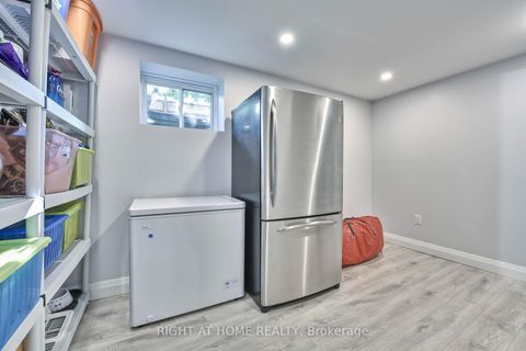 Photo 38 at 1517 Queensbury Crescent, CP College Park, Oakville