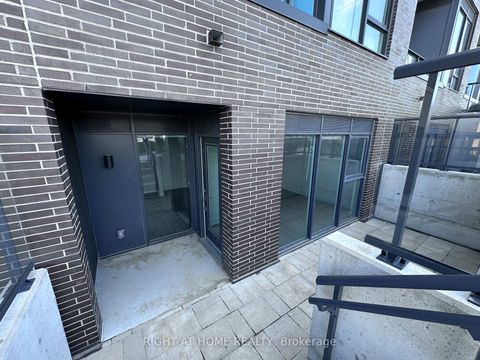 Photo 1 at 015 - 185 Deerfield Road, Central Newmarket, Newmarket