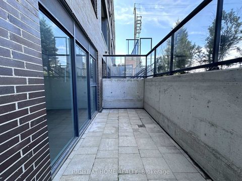 Photo 3 at 015 - 185 Deerfield Road, Central Newmarket, Newmarket