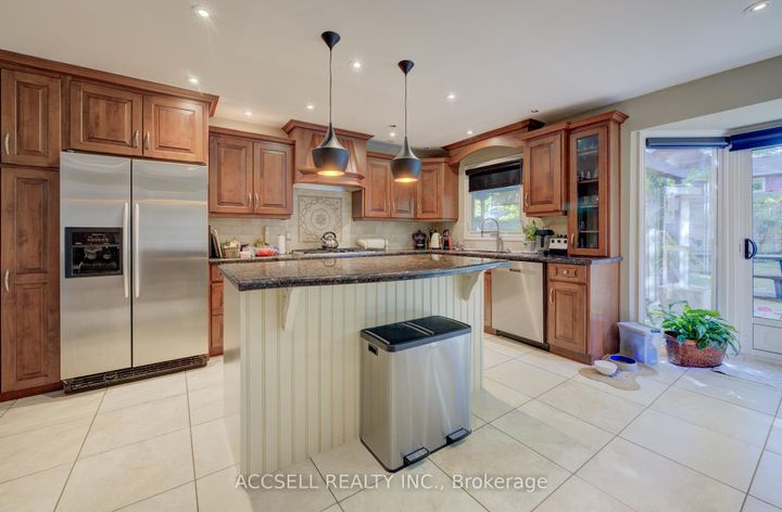 Photo 3 at 600 Highvalley Road, Ancaster, Hamilton