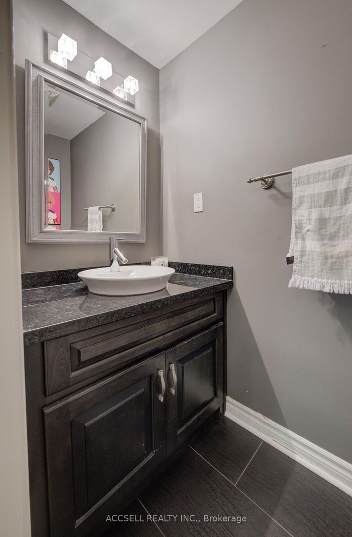 Photo 10 at 600 Highvalley Road, Ancaster, Hamilton