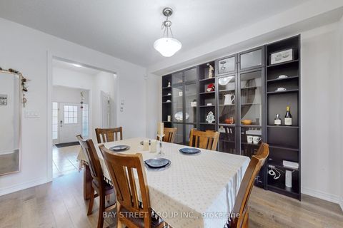 Photo 3 at 7 Paper Mills Crescent, Jefferson, Richmond Hill