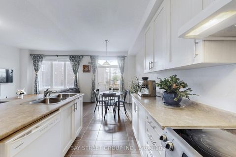 Photo 11 at 7 Paper Mills Crescent, Jefferson, Richmond Hill