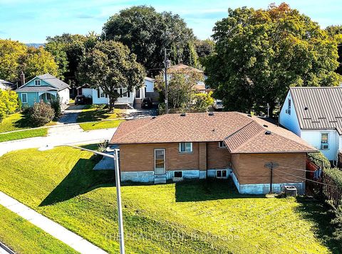 Photo 2 at 532 Montrave Avenue, Vanier, Oshawa