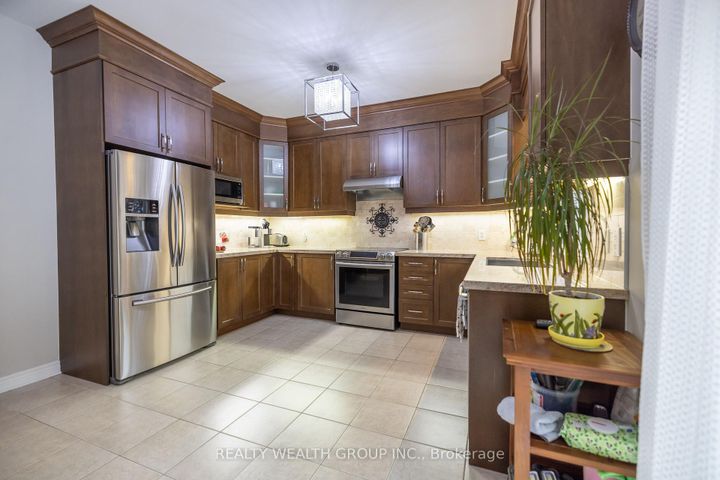 Photo 6 at 32 Rock Elm Court, Patterson, Vaughan