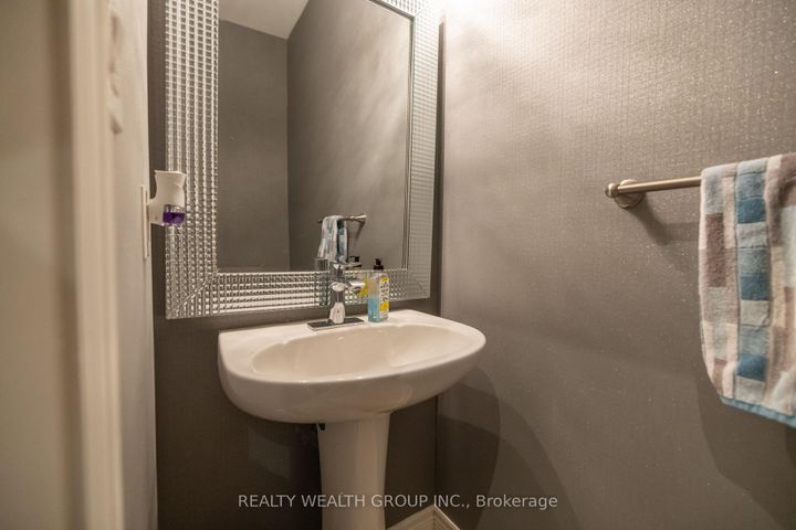 Photo 9 at 32 Rock Elm Court, Patterson, Vaughan