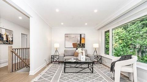 Photo 1 at 318 Paliser Crescent S, Harding, Richmond Hill