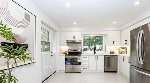 Photo 5 at 318 Paliser Crescent S, Harding, Richmond Hill