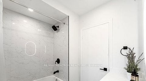 Photo 13 at 318 Paliser Crescent S, Harding, Richmond Hill