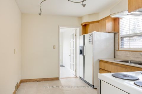 Photo 13 at 16 Martini Drive, Amesbury, Toronto
